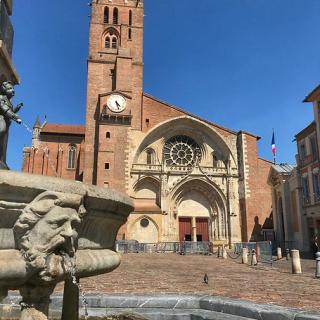 Décor pour votre tournage : l'entrée de la cathédrale Saint-Étienne et la fontaine