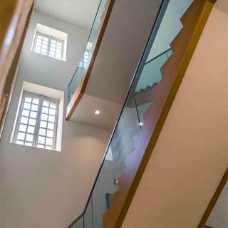 Décor pour votre tournage : escalier de la maison de l'Occitanie