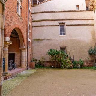Décor pour votre tournage : cour intérieure de la maison de l'Occitanie à Toulouse