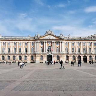 Décor pour votre tournage : la façade du Capitole à Toulouse