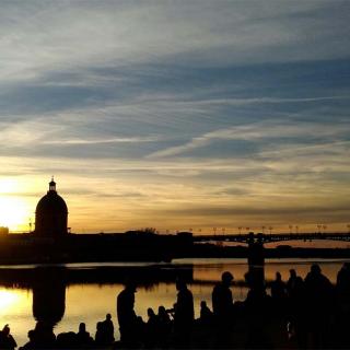 Décor pour votre tournage : le quai de la Daurade, coucher de soleil sur les bords de Garonne