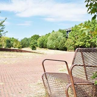 Décor pour votre tournage : le jardin Niel à Toulouse, chaise metallique
