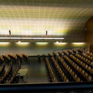 Décor pour votre tournage : intérieur auditorium du centre hospitalier Gérard Marchant