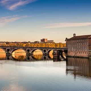 Décor pour votre tournage : le Pont Neuf à Toulouse, panorama sur la Ville Rose