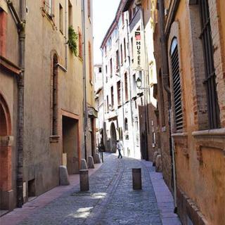 Décor pour votre tournage : la rue du May à Toulouse
