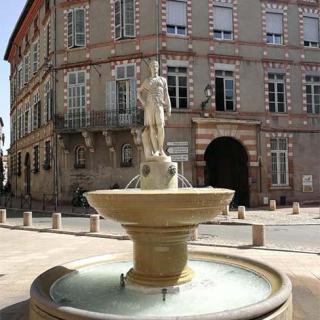 Décor pour votre tournage : la place Sainte-Scarbes et sa fontaine