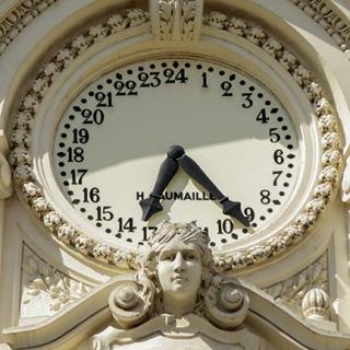 Décor pour votre tournage : cadran de l'horloge 24h rue d'Alsace-Lorraine
