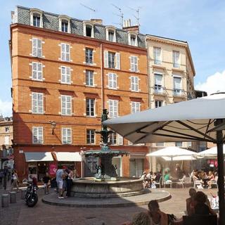 Décor pour votre tournage : la fontaine de la place Salengro à Toulouse
