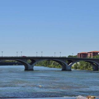 Décor pour votre tournage : le pont des Catalans sur la Garonne