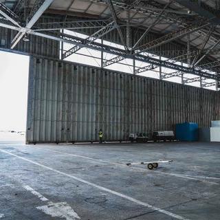 Décor pour votre tournage : les hangars de l'aérodrome