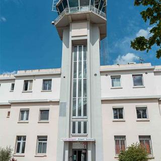 Décor pour votre tournage : la tour de contrôle de l'aérodrome de Francazal