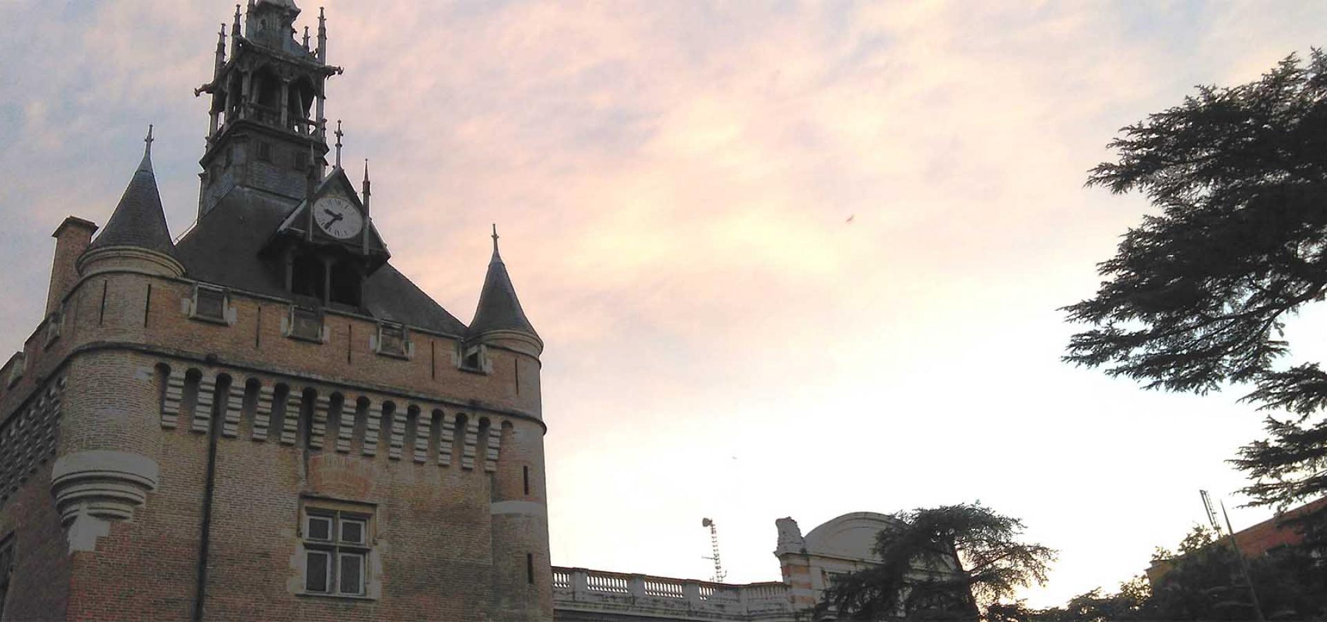 Décor tournage : le donjon du Capitole à Toulouse