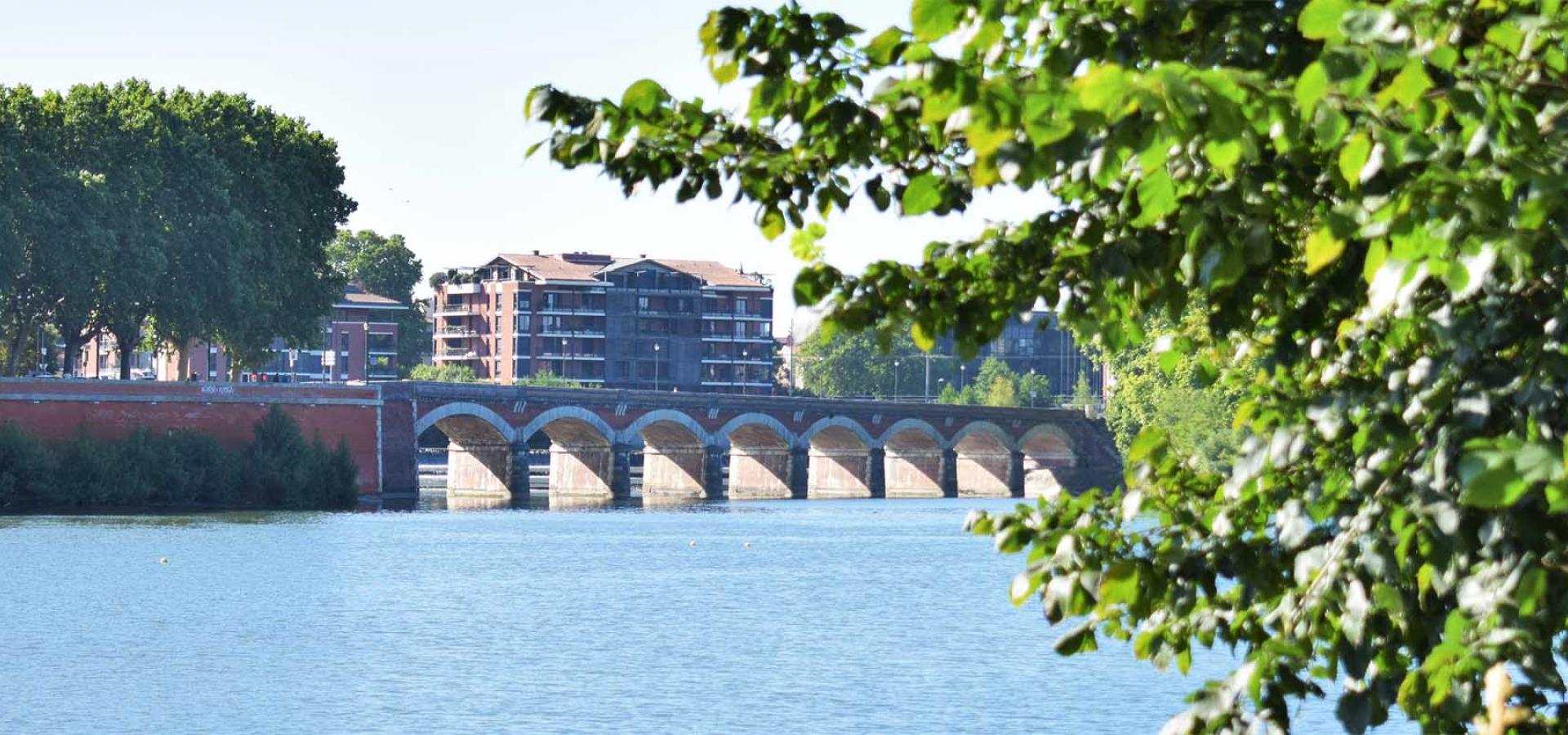 Décor tournage : Pont du Halage-de-Tounis à Toulouse en bord de Garonne
