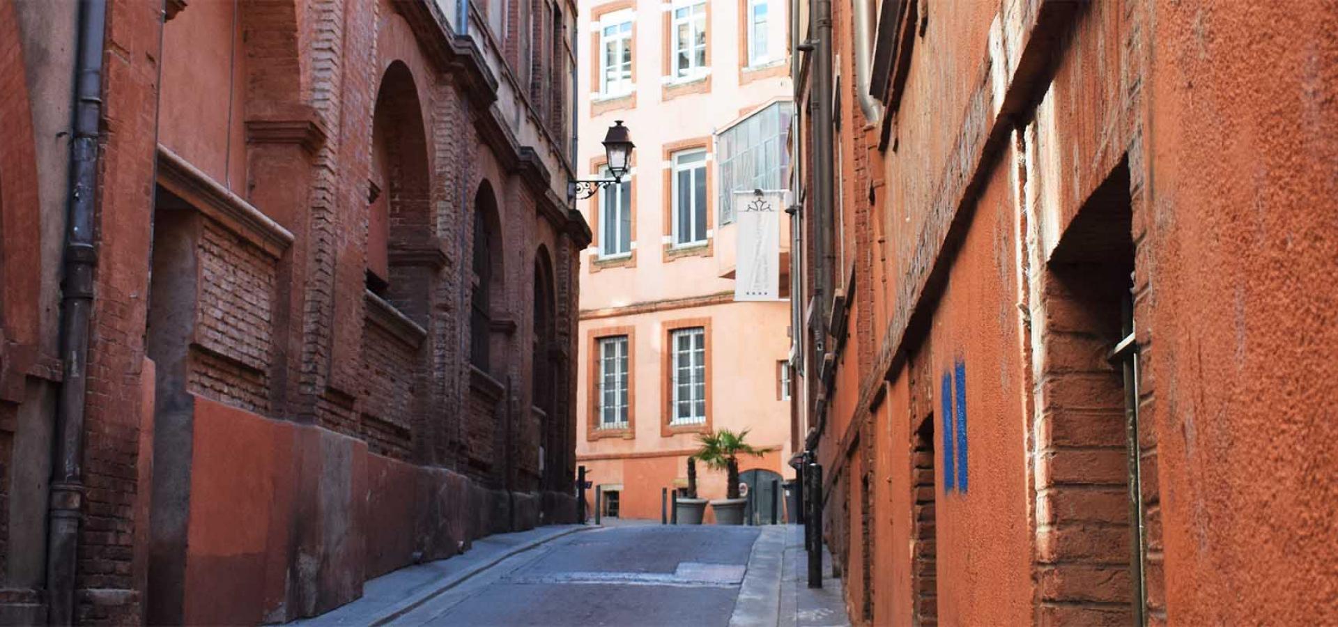 Décor tournage : rue étroite à Toulouse